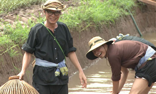 Trần Lực, MC Phan Anh lội đầm bắt cá bằng nơm